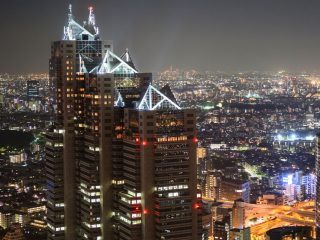 Photo of a very tall building in Japanat night